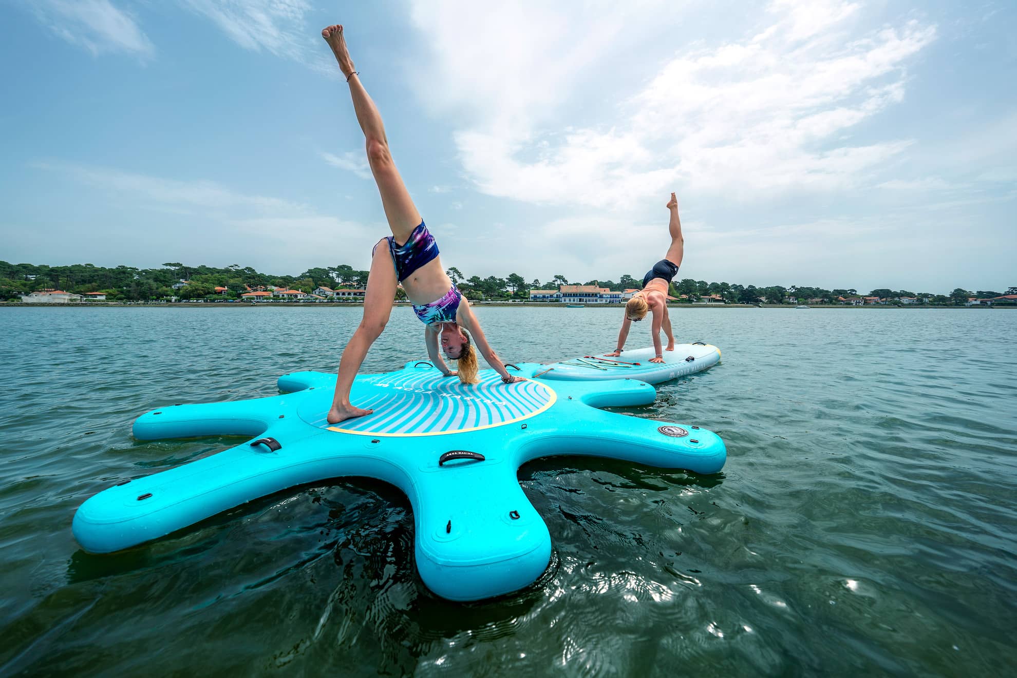 Yoga dock nafukovaci platforma aqua marina obrazek cviceni